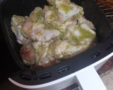 Foto del paso 3 de la receta: Jamoncitos de pollo embarrados en mojo y asados en freidora de aire con papas fritas