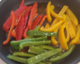 Foto del paso 2 de la receta: Rollitos de ternera con pimientos en salsa de vino blanco