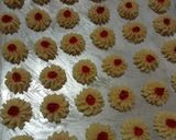 Foto langkah ke 3 dari resep Semprit Selai Strawberry.