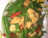 Foto langkah ke 3 dari resep Tumis buncis sosis cabe hijau.