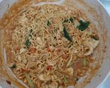 Foto langkah ke 7 dari resep Indomie Goreng Nyemek.