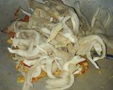 Foto langkah ke 4 dari resep Tumis jamur tiram telur.