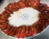 Une image de l'étape 11 de Salade composée de tomates noires, concombre, oignon rouge, feta et persil.