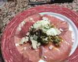 Foto del paso 4 de la receta: Carpaccio de ternera con pepinillos, alcaparras y queso parmesano