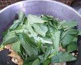 Foto langkah ke 6 dari resep Kwetiau goreng topping siomay dan sosis.