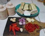Foto langkah ke 1 dari resep Sambel Kemiri Kencur Terong dan Tempe.