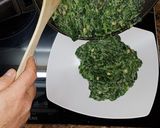 Foto del paso 5 de la receta Espinacas con salsa bechamel pasas y piñones