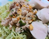 Hình bước làm 3 của món Mì chùm ngây trộn thịt chả
