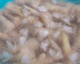 Hình bước làm 2 của món Chân gà ngâm với cóc xoài non