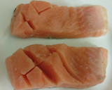 Foto del paso 1 de la receta: Salmón frito y salteado de alcachofas con frutos secos y anís