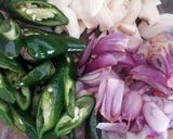 Foto langkah ke 2 dari resep Rice bowl cumi cabe hijau.