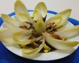 Foto del paso 4 de la receta Ensalada de barquitas de endibia con abrazo marino de wakame y mejillones