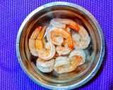 รูปขั้นตอนการทำที่ 1 ของ กุ้งผัดข้าวโพดอ่อน