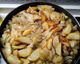 Foto del passaggio 8 della ricetta Frittata di carciofi cipolla e patate fritte