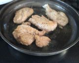 Foto del paso 1 de la receta: Pechuga de pollo en salsa de tomate