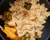 Foto del passaggio 7 della ricetta Farfalle rigate alla zucca con olive e pinoli