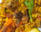 Foto del paso 7 de la receta: Arroz con conejo, sepia, langostinos, calabacín y espinacas