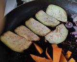 Foto del paso 2 de la receta: Sanduchitos🍆🧅🍅 de calabaza🎃🥙🧀
