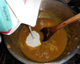 Foto del paso 4 de la receta: Chile de agua relleno de huitlacoche con espejo de crema de pimiento y gusanito de maguey