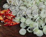 Hình bước làm 2 của món Chân gà xào sả ớt