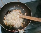 Foto langkah ke 7 dari resep Oseng Kecambah Sosis Pedas.