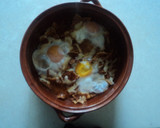 Foto del paso 5 de la receta: Otros chilaquiles de chiles secos, pollo, hoja santa, pulque y huevos estrellados