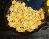 Foto del paso 3 de la receta: Huevo revuelto con salchicha y arepa
