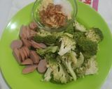 Foto langkah ke 1 dari resep Bening Brokoli Sosis Ayam.