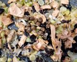 Foto del paso 3 de la receta Pasta con atún de mamá, cremosa (con cebollita de verdeo, alcaparras y aceitunas negras)