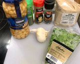 Foto del paso 1 de la receta: Plato de falafel con arroz aromatizado, ensalada con hierbabuena y salsas de yogur y tomate