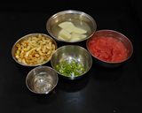 A picture of step 2 of Macaroni With Potato Curry.