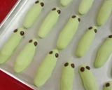Foto langkah ke 6 dari resep Caterpillars Pandan Cookies.