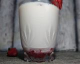 Foto langkah ke 3 dari resep *Korean fresh strawberry milk*.