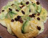 Foto del paso 3 de la receta: Tortilla abierta de aguacate y pasas de corinto