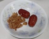Foto langkah ke 1 dari resep Air rebusan kulit ari kacang tanah dan kurma merah.