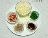 Hình bước làm 1 của món Mì UDon Xào Xúc Xích 소시지볶음 우동