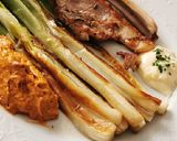Foto del paso 7 de la receta: Calçots a la plancha con guarnición de carne