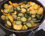 Une image de l'étape 5 de Courgettes bicolores au jus de bœuf et herbes aromatiques.