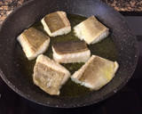 Foto del paso 2 de la receta: Patatas guisadas con bacalao y almejas