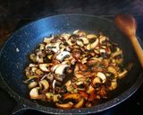 Foto del paso 4 de la receta: Merlucitas con setas salteadas al ajillo