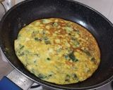 Foto del paso 4 de la receta: Omelette con espinacas y champiñones