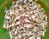 Hình bước làm 1 của món Nấm rơm kho tiêu