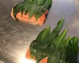 Une image de l'étape 7 de Pavés de saumon frais à l ail des ours,tomate rose et bouillon maison.
