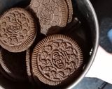 A picture of step 1 of Oreo milkshake.