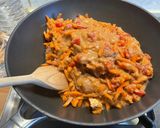 Une image de l'étape 21 de Poulet aux cacahuètes, carottes, tomates et épices.
