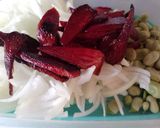 Foto del paso 4 de la receta: Ensalada de habas frescas, cebollas y chips de remolacha