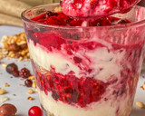 Foto del paso 2 de la receta: Vasitos exprés de yogur, granola y frutos rojos