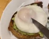 Avokádós pirítós buggyantott tojással recept fázis 4 fotója