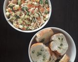 Foto del paso 5 de la receta: Ensalada de pollo con tostadas de pan al ajillo.