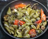 Foto del paso 3 de la receta: Pimientos del padrón al vino blanco